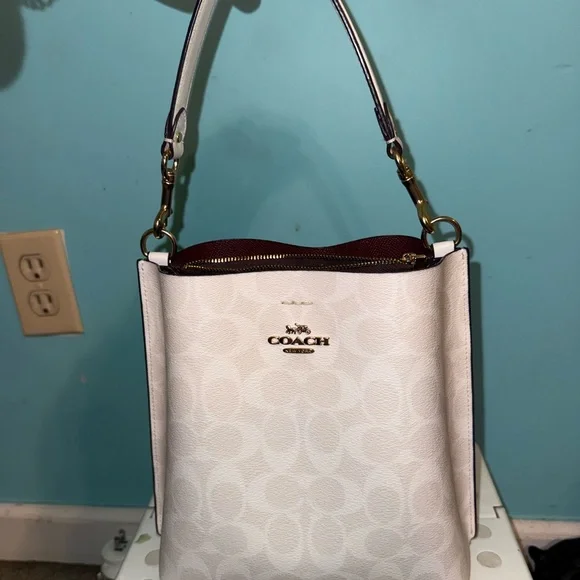 Coach Cream Bag with Gold Accents - Picture 4 of 6